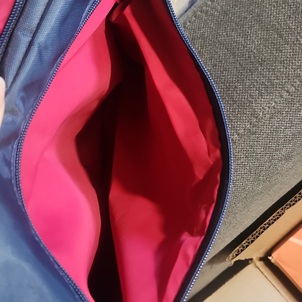🎒Travel On Anti-Theft Bag! Blue Great Condition. New With Tags!🎒 - Picture 5 of 10
